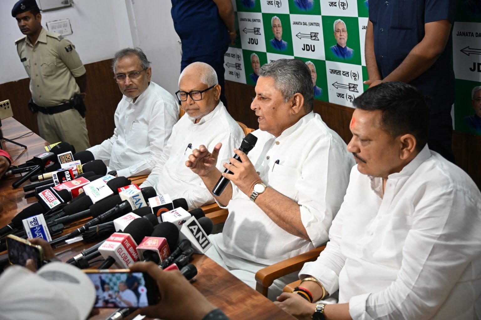 JDU कार्यालय में जनसुनवाई कार्यक्रम, डिप्टी सीएम विजय चैधरी ने सुनीं फ़रियाद Deputy CM Vijay Kumar Choudhary