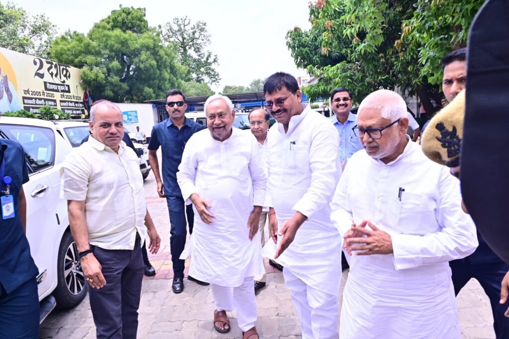 जेडीयू के राष्ट्रीय अध्यक्ष नीतीश कुमार आज अचानक पार्टी कार्यालय पहुंचे