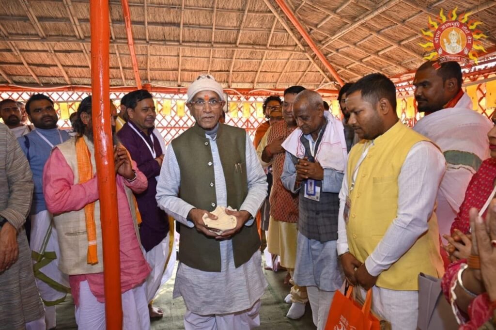 मंदिर के अपने सहयोगियों और ट्रस्ट से जुड़े लोगों के साथ चंपत राय
