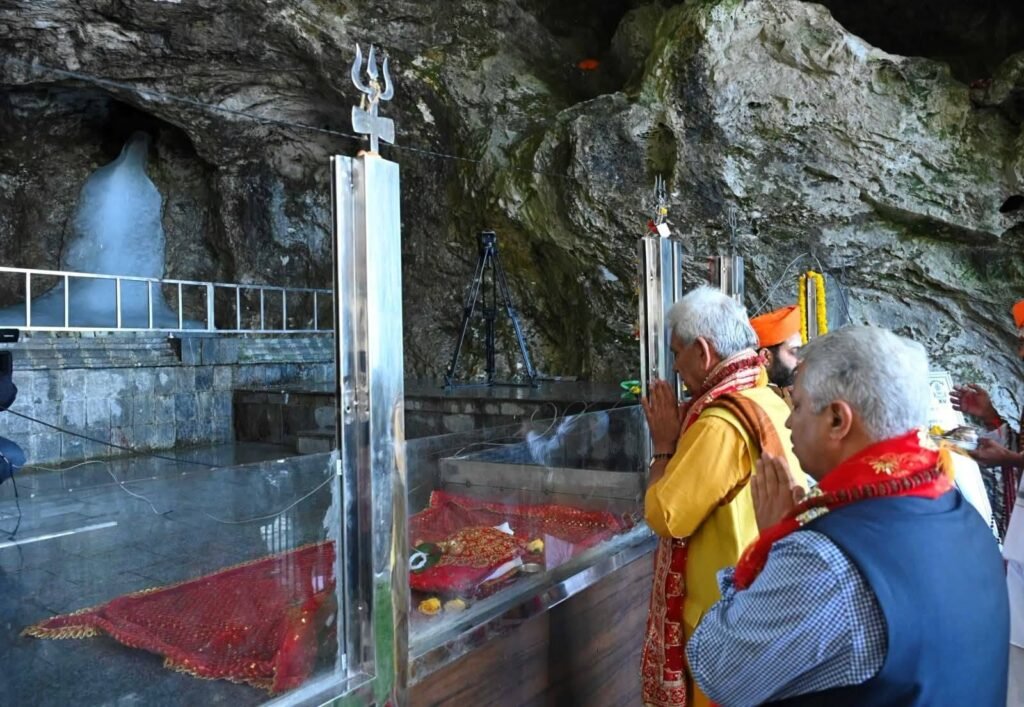 अमरनाथ यात्रा – एक आध्यात्मिक सफर जम्मू-कश्मीर के उपराज्यपाल मनोज सिन्हा बाबा बर्फानी का दर्शन करते हुए