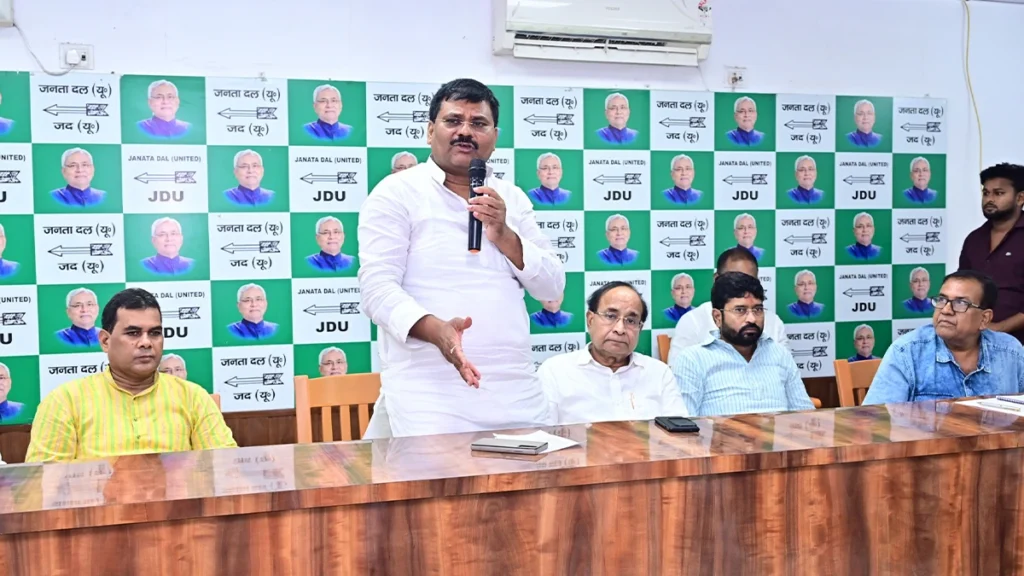 बांकीपुर विधानसभा उपचुनाव को लेकर जद(यू) व्यवसायिक प्रकोष्ठ की बैठक में एनडीए प्रत्याशी नीरज कुमार सिन्हा के पक्ष में चुनावी रणनीति बनाई गई। प्रदेश अध्यक्ष उमेश सिंह कुशवाहा ने कार्यकर्ताओं से सरकार की उपलब्धियों को हर मतदाता तक पहुंचाने का आह्वान किया।