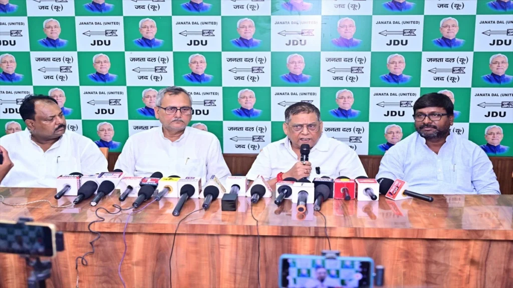 पटना में आयोजित प्रेस वार्ता के दौरान जदयू नेताओं नीरज कुमार, विनय कुमार चौधरी, विजय सिंह निषाद और बबलू मंडल ने बांकीपुर उपचुनाव को लेकर जन सुराज प्रत्याशी की संपत्ति, आय और चुनावी हलफनामे पर सवाल उठाए।