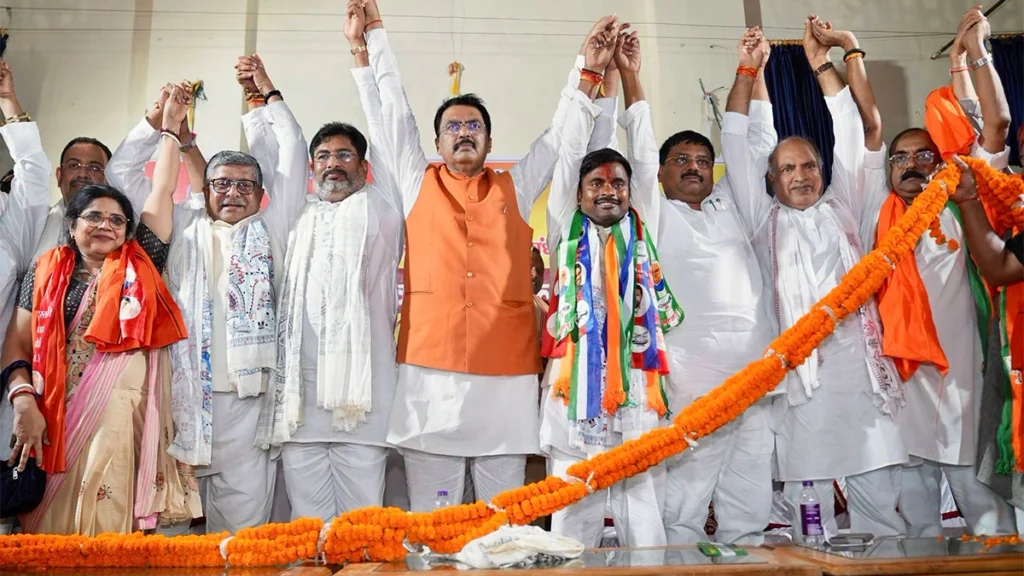 पटना के हिंदी साहित्य सम्मेलन भवन में आयोजित बांकीपुर विधानसभा उपचुनाव के एनडीए कार्यकर्ता सम्मेलन को संबोधित करते जदयू प्रदेश अध्यक्ष उमेश सिंह कुशवाहा, भाजपा प्रदेश अध्यक्ष संजय सरावगी, रविशंकर प्रसाद और एनडीए उम्मीदवार नीरज कुमार सिन्हा।
