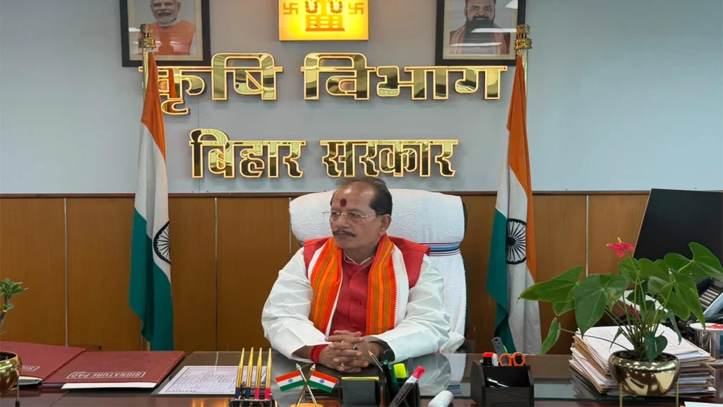 बिहार के कृषि मंत्री विजय कुमार सिन्हा कृषि बाजार प्रांगणों के आधुनिकीकरण और किसानों के लिए नई योजनाओं की जानकारी देते हुए।