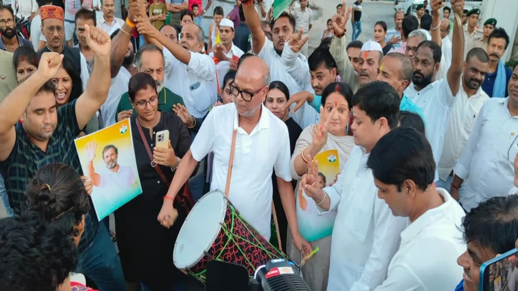पटना के सदाकत आश्रम में धर्मेंद्र प्रधान के इस्तीफे के बाद विजय मार्च निकालते बिहार कांग्रेस अध्यक्ष राजेश राम और कांग्रेस नेता।
