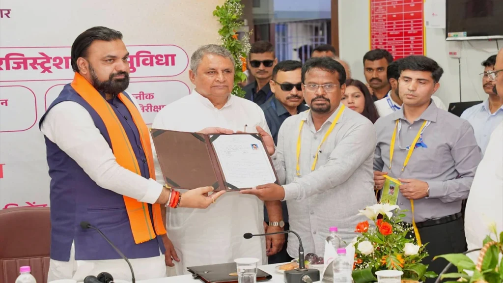 वैशाली में डिजिटल होम रजिस्ट्री और पेपरलेस निबंधन प्रणाली का शुभारंभ करते मुख्यमंत्री सम्राट चौधरी