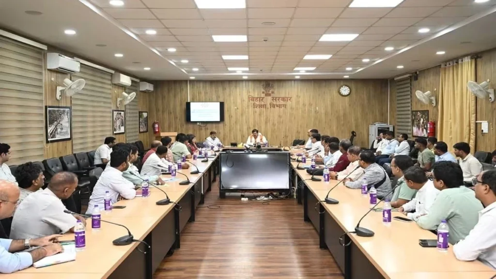 मिड डे मील की गुणवत्ता से कोई समझौता नहीं: शिक्षा मंत्री मिथिलेश तिवारी, दो माह में इंसुलेटेड बर्तनों के निर्देश पटना में मिड डे मील समीक्षा बैठक के दौरान शिक्षा मंत्री मिथिलेश तिवारी अधिकारियों और स्वयंसेवी संस्थाओं के प्रतिनिधियों को निर्देश देते हुए।