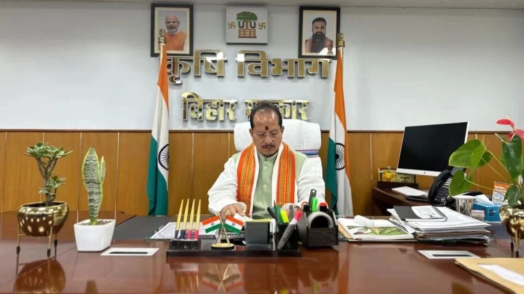 बिहार के कृषि मंत्री विजय कुमार सिन्हा उर्वरक उपलब्धता और किसानों के हितों को लेकर अधिकारियों के साथ समीक्षा बैठक करते हुए।