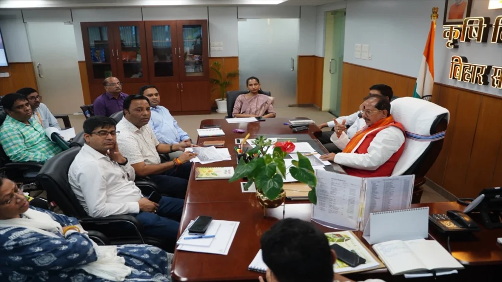 पटना में कृषि मंत्री विजय कुमार सिन्हा उर्वरकों की उपलब्धता, कालाबाजारी पर कार्रवाई और किसानों के लिए हेल्पलाइन की जानकारी देते हुए।
