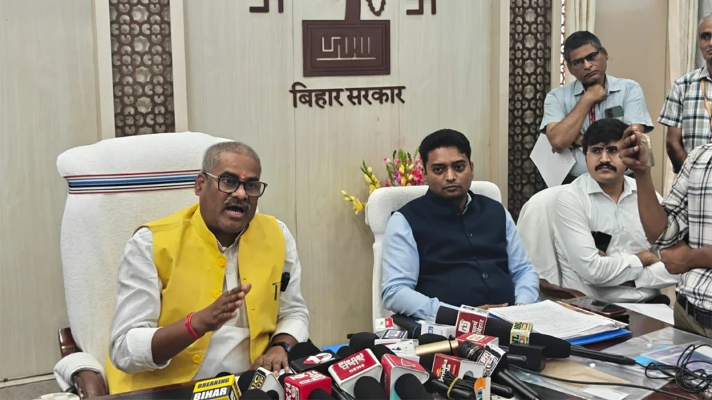 बिहार के खान एवं भूतत्व मंत्री डॉ. प्रमोद कुमार प्रेस वार्ता में विभाग की उपलब्धियों और अवैध खनन पर कार्रवाई की जानकारी देते हुए।