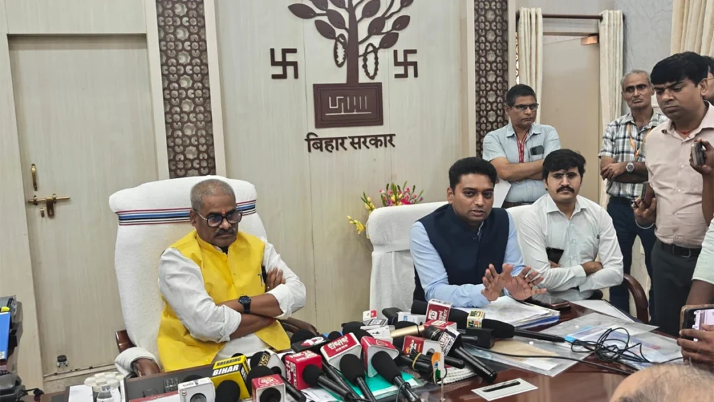 बिहार के खान एवं भूतत्व मंत्री डॉ. प्रमोद कुमार प्रेस वार्ता में विभाग की उपलब्धियों और अवैध खनन पर कार्रवाई की जानकारी देते हुए।