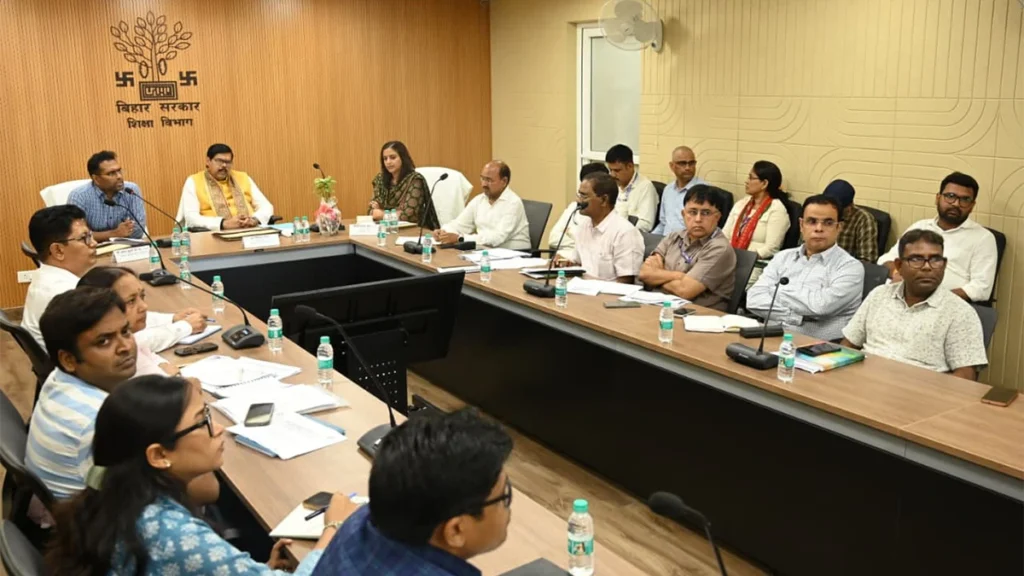 मॉडल स्कूलों और AI प्रशिक्षण की समीक्षा करते शिक्षा मंत्री मिथिलेश तिवारी