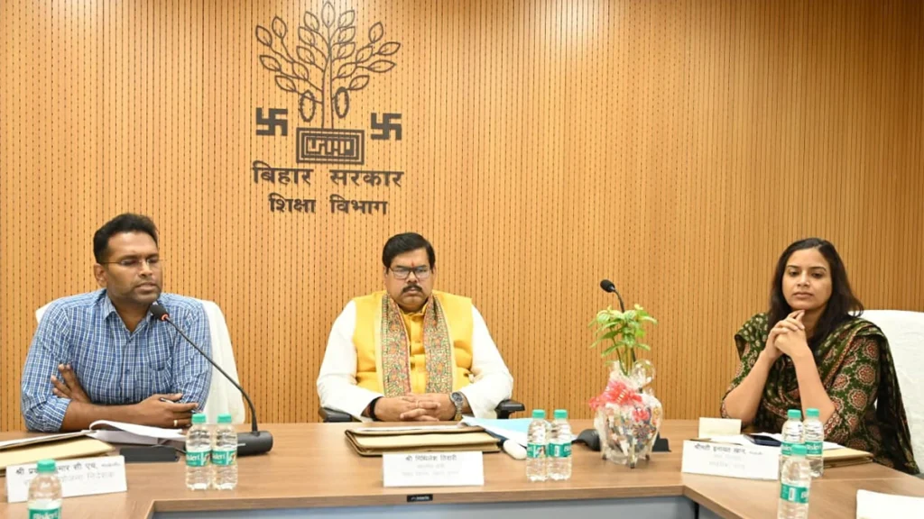शिक्षा मंत्री मिथिलेश तिवारी बिहार शिक्षा परियोजना परिषद की समीक्षा बैठक में मॉडल स्कूलों, AI प्रशिक्षण और स्मार्ट क्लास योजनाओं की प्रगति की समीक्षा करते हुए।