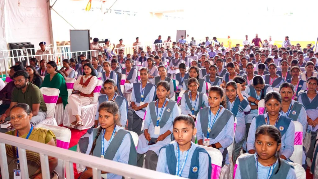पटना में आयोजित कार्यक्रम में मुख्यमंत्री सम्राट चौधरी और केंद्रीय मंत्री जयन्त चौधरी ने महिलाओं के लिए NSTI (महिला) के स्थायी कैंपस की घोषणा की। साथ ही बिहार में स्किल इंडिया इंटरनेशनल सेंटर स्थापित करने के लिए MoU का आदान-प्रदान किया गया।