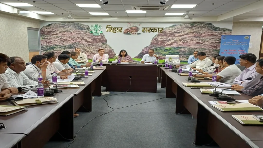 पटना के नियोजन भवन में आयोजित PDOT प्रशिक्षक कार्यशाला में बिहार सरकार के अधिकारी विदेशों में सुरक्षित रोजगार एवं प्रवासन संबंधी प्रशिक्षण देते हुए।