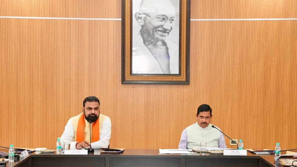 मुख्यमंत्री सम्राट चौधरी और केंद्रीय मंत्री प्रह्लाद जोशी बिहार में सार्वजनिक वितरण प्रणाली (PDS) की समीक्षा बैठक करते हुए।