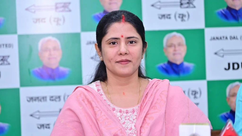 जदयू प्रदेश प्रवक्ता डॉ. अनुप्रिया यादव सामाजिक सुरक्षा पेंशन योजना और डीबीटी के माध्यम से लाभार्थियों को ₹1100 पेंशन राशि मिलने पर बयान देते हुए।