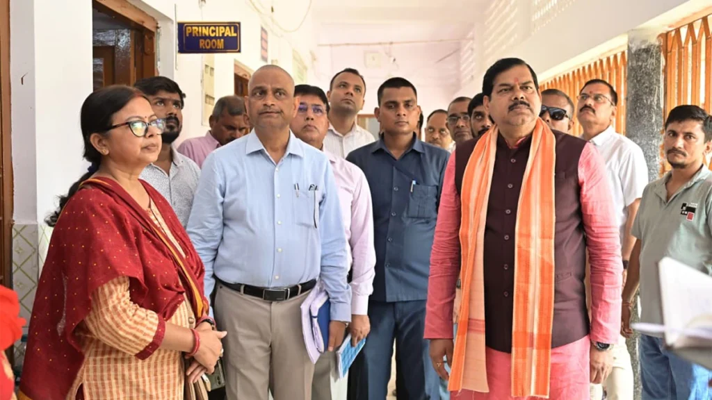 बिहार के शिक्षा मंत्री मिथिलेश तिवारी शिक्षक स्थानांतरण नियमावली 2026 की अधिसूचना जारी करते हुए।