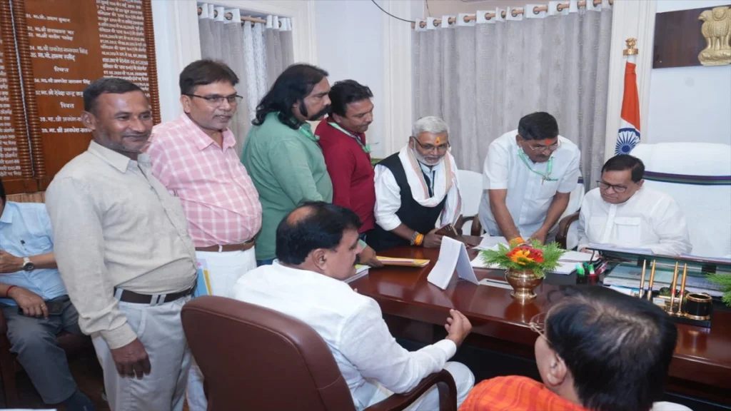 बिहार विधान परिषद के मानसून सत्र में राजद सदस्य अशोक कुमार पांडेय द्वारा लाया गया गैर-सरकारी संकल्प सर्वसम्मति से पारित हुआ। राज्य सरकार अब पत्रकारों के लिए रेलवे किराए में 50 प्रतिशत रियायत बहाल करने की अनुशंसा केंद्र सरकार को भेजेगी।