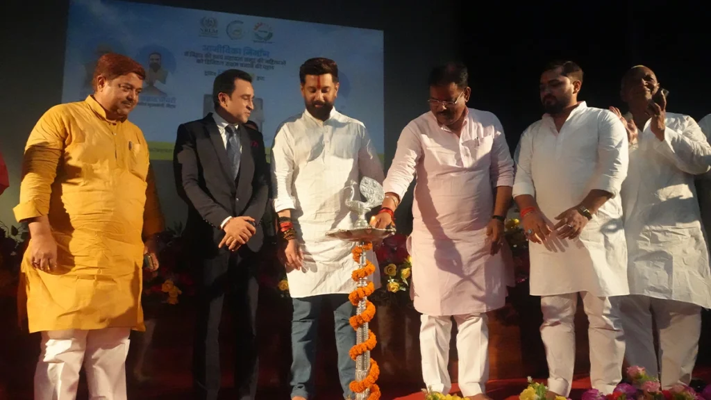 चिराग पासवान बोले: बिहार बन रहा रोजगार देने वाला राज्य, PMFME योजना में देश में सबसे आगे केंद्रीय मंत्री चिराग पासवान हाजीपुर में फ्लिपकार्ट समर्थ कार्यशाला को संबोधित करते हुए, PMFME योजना और महिला उद्यमिता पर बोलते हुए।