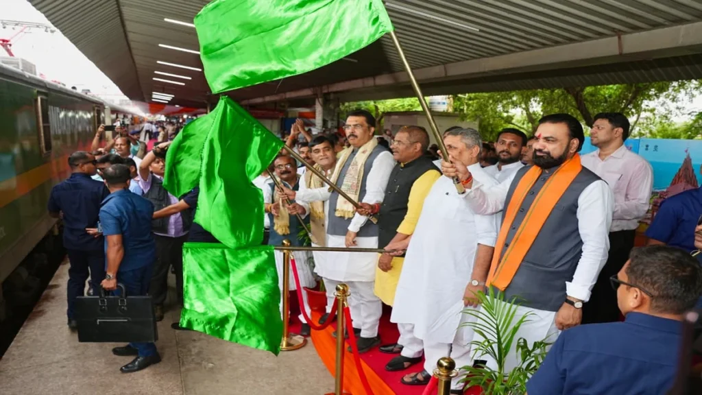 पटना के पाटलिपुत्र जंक्शन से मुख्यमंत्री सम्राट चौधरी 1,150 श्रद्धालुओं की विशेष सोमनाथ यात्रा ट्रेन को हरी झंडी दिखाकर रवाना करते हुए।