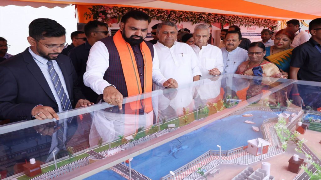 मुख्यमंत्री सम्राट चौधरी मुजफ्फरपुर के MIT मैदान में ₹1,047 करोड़ की 982 विकास योजनाओं का उद्घाटन-शिलान्यास करते हुए।