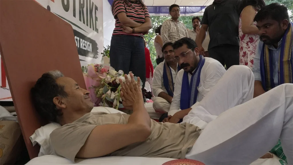 कथित पेपर लीक और शिक्षा व्यवस्था में अनियमितताओं के विरोध में सामाजिक कार्यकर्ता सोनम वांगचुक के अनशन पर दिल्ली हाईकोर्ट ने गंभीर रुख अपनाया है।