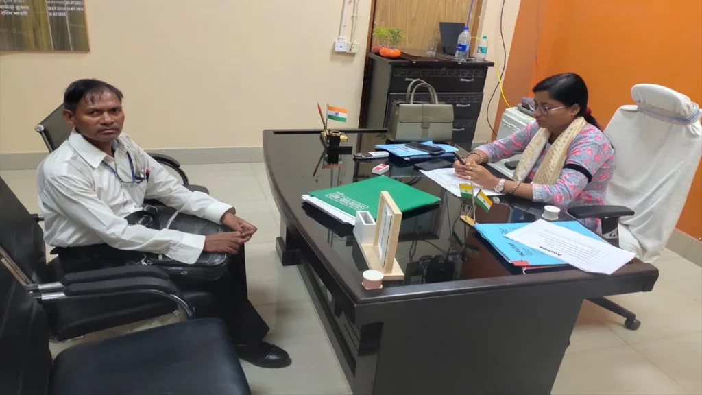धरहरा प्रखंड कार्यालय में BDO रश्मि भारती से जनसमस्याओं पर मुलाकात करते SUCI कम्युनिस्ट पार्टी के प्रतिनिधि