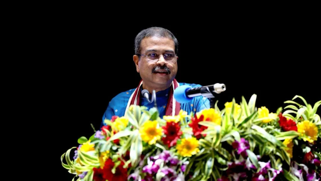 धर्मेंद्र प्रधान के इस्तीफे के बाद सोशल मीडिया पर जश्न, CJP ने कहा- ‘हमने कर दिखाया’; छात्रों के वीडियो हुए वायरल धर्मेंद्र प्रधान के इस्तीफे के बाद सोशल मीडिया पर छात्रों के जश्न के वीडियो वायरल हुए। CJP के संस्थापक अभिजीत दीपके ने एक्स पर प्रतिक्रिया दी।