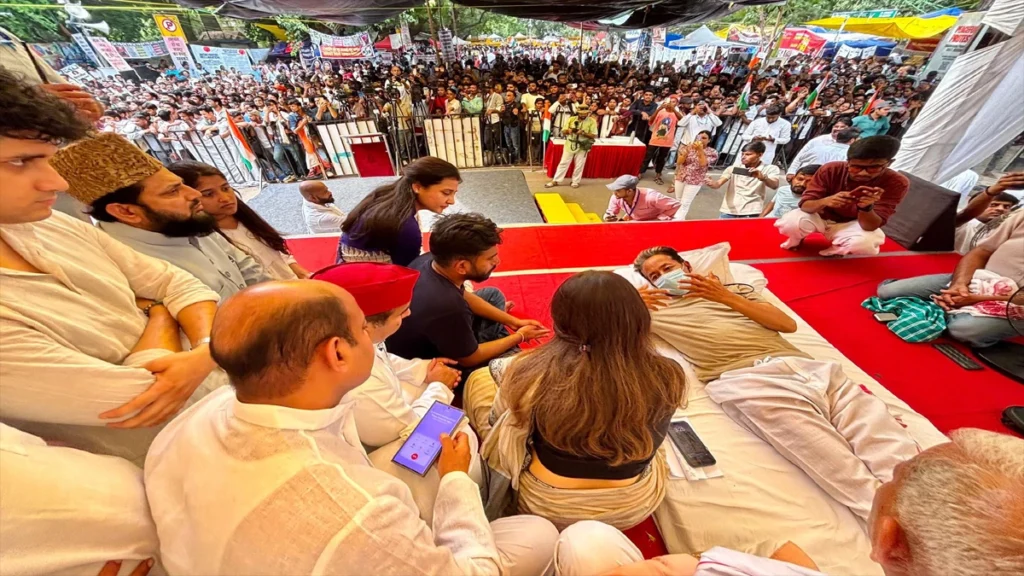 सोनम वांगचुक के आमरण अनशन, पुलिस कार्रवाई, विपक्ष के समर्थन, मोदी सरकार के रुख और इससे जुड़े राजनीतिक विवादों पर विस्तार से जानिए। साथ ही पढ़ें कि आखिर यह आंदोलन क्यों चर्चा में है और इसका संभावित राजनीतिक असर क्या हो सकता है।
