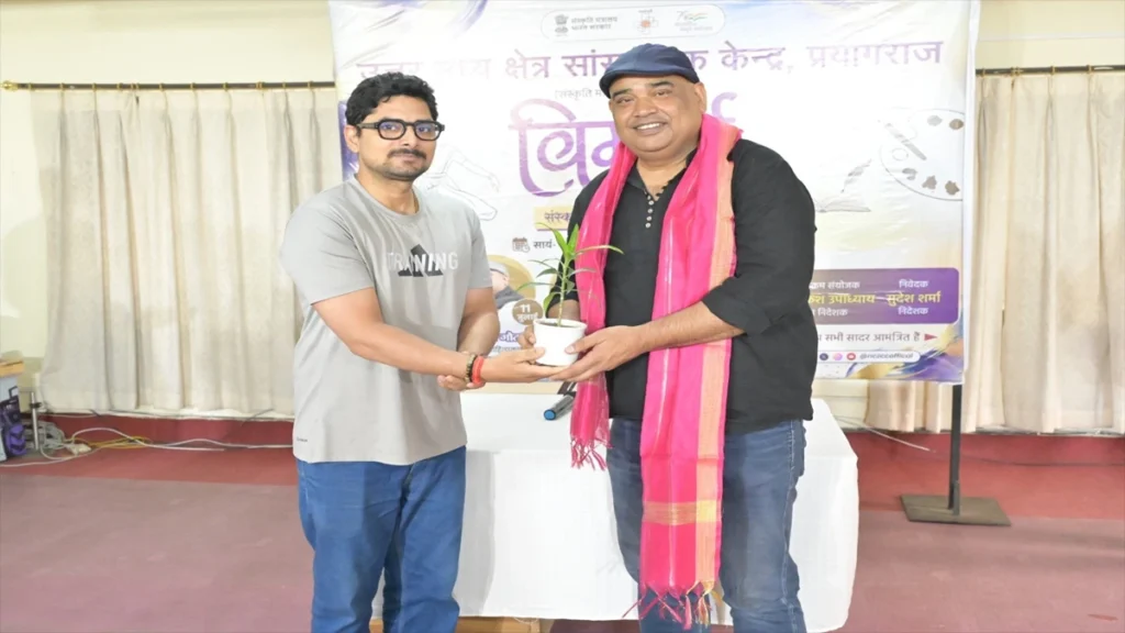 प्रयागराज स्थित उत्तर मध्य क्षेत्र सांस्कृतिक केंद्र (NCZCC) के 'विमर्श' कार्यक्रम में साहित्य पर व्याख्यान देते इलाहाबाद विश्वविद्यालय के सहायक आचार्य डॉ. श्लेष गौतम।