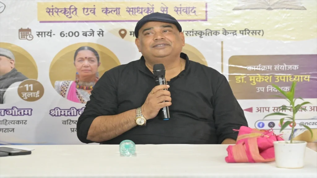 साहित्य केवल शब्द नहीं, समाज की जीवंत चेतना है : डॉ. श्लेष गौतम प्रयागराज स्थित उत्तर मध्य क्षेत्र सांस्कृतिक केंद्र (NCZCC) के 'विमर्श' कार्यक्रम में साहित्य पर व्याख्यान देते इलाहाबाद विश्वविद्यालय के सहायक आचार्य डॉ. श्लेष गौतम।