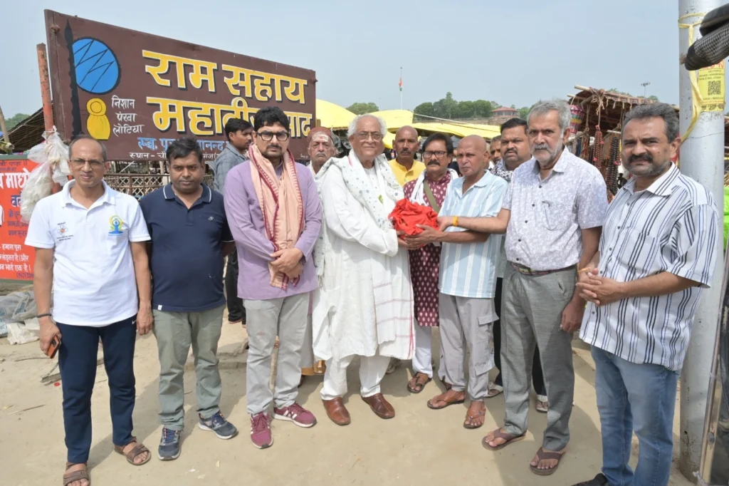 प्रयागराज के त्रिवेणी संगम में पद्म विभूषण डॉ. तीजन बाई की अस्थियों का वैदिक रीति-रिवाज से विसर्जन करते परिजन और श्रद्धांजलि अर्पित करते कलाकार।