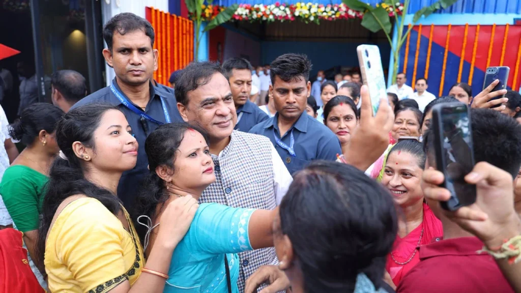 ‘मियां मुस्लिम’ बयान पर असम CM हिमंता बिस्वा सरमा के खिलाफ FIR, साकेत कोर्ट ने मांगी साफ कॉपी साकेत कोर्ट में हिमंता बिस्वा सरमा के कथित मियां मुस्लिम बयान मामले की सुनवाई