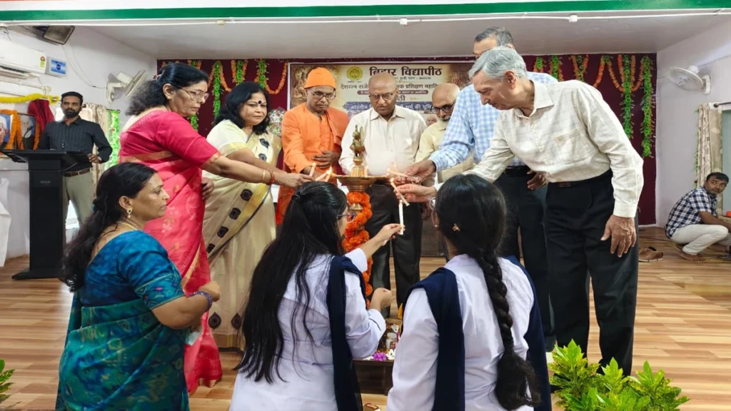 भारतीय शिक्षा में धर्म का असली अर्थ क्या है? बिहार विद्यापीठ की राष्ट्रीय संगोष्ठी में विद्वानों ने रखा दृष्टिकोण बिहार विद्यापीठ के 10वें स्थापना दिवस पर आयोजित राष्ट्रीय संगोष्ठी में भारतीय शिक्षण पद्धति और धर्म की भूमिका पर विचार रखते अध्यक्ष विजय प्रकाश एवं उपस्थित शिक्षाविद।