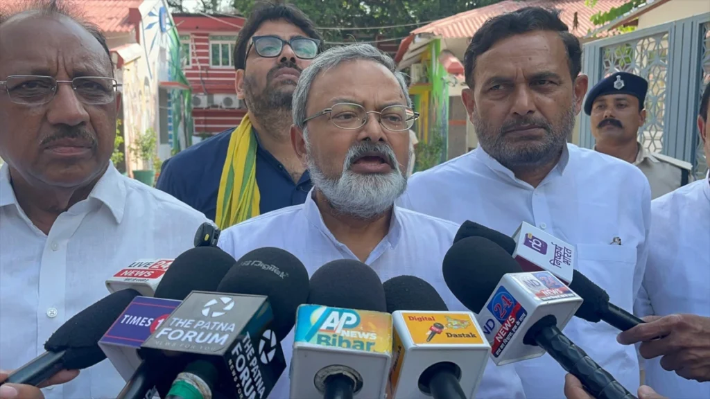 मुख्य निर्वाचन पदाधिकारी से मुलाकात के बाद मीडिया से बातचीत करते जन सुराज के प्रदेश अध्यक्ष मनोज भारती।