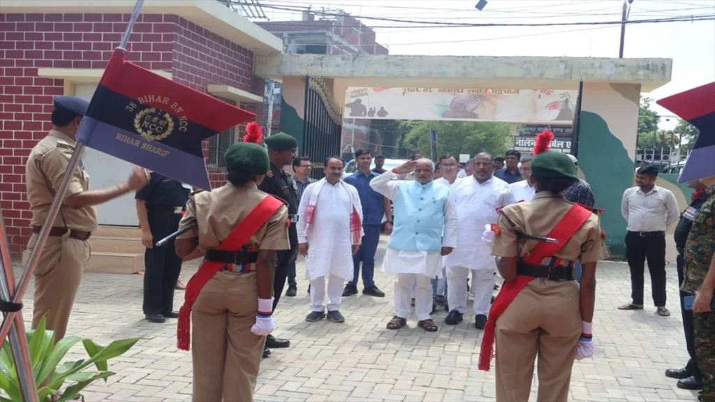 कारगिल विजय दिवस की 27वीं वर्षगांठ पर बिहारशरीफ में मंत्री श्रवण कुमार ने शहीदों को श्रद्धांजलि अर्पित करते हुए उनके बलिदान को राष्ट्र के लिए प्रेरणास्रोत बताया। कार्यक्रम में सांसद कौशलेंद्र कुमार, एनसीसी अधिकारियों और स्थानीय नागरिकों ने भी हिस्सा लिया। वहीं बाढ़ में एबीवीपी ने दीपोत्सव एवं श्रद्धांजलि कार्यक्रम आयोजित कर वीर सैनिकों को नमन किया।
