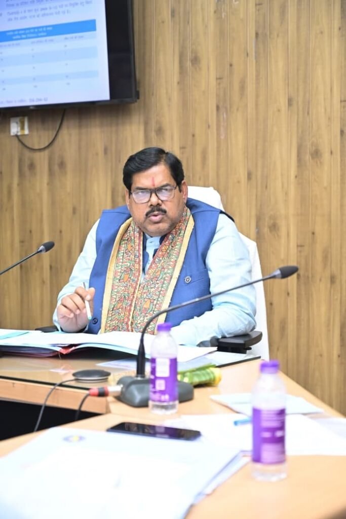 TRE-4 भर्ती, मॉडल स्कूल और नई कोचिंग नीति को लेकर समीक्षा बैठक की अध्यक्षता करते शिक्षा मंत्री मिथिलेश तिवारी।