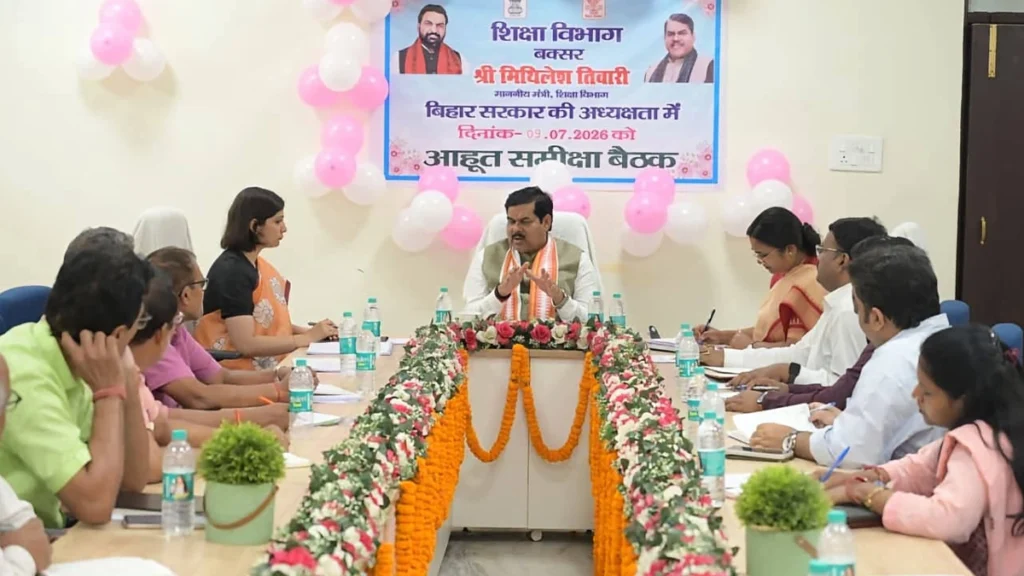 बक्सर में मेधावी छात्र सम्मान समारोह के दौरान छात्रों को संबोधित करते बिहार के शिक्षा मंत्री मिथिलेश तिवारी।