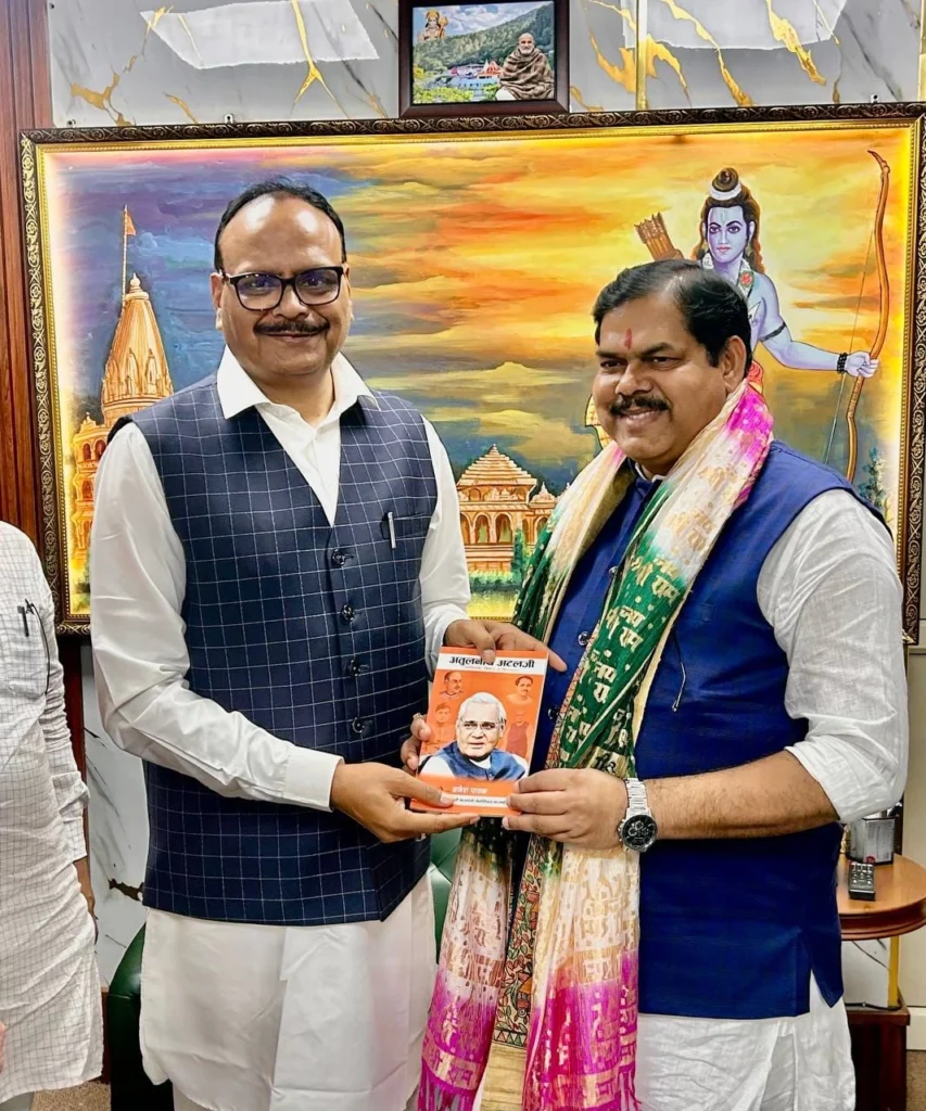 लखनऊ स्थित आवास पर बिहार के शिक्षा मंत्री मिथिलेश तिवारी और उत्तर प्रदेश के उपमुख्यमंत्री ब्रजेश पाठक के बीच शिक्षा सुधार, विद्यालयी नवाचार, कम्पोजिट विद्यालय मॉडल और कैच-अप लर्निंग पर हुई महत्वपूर्ण बैठक का दृश्य।