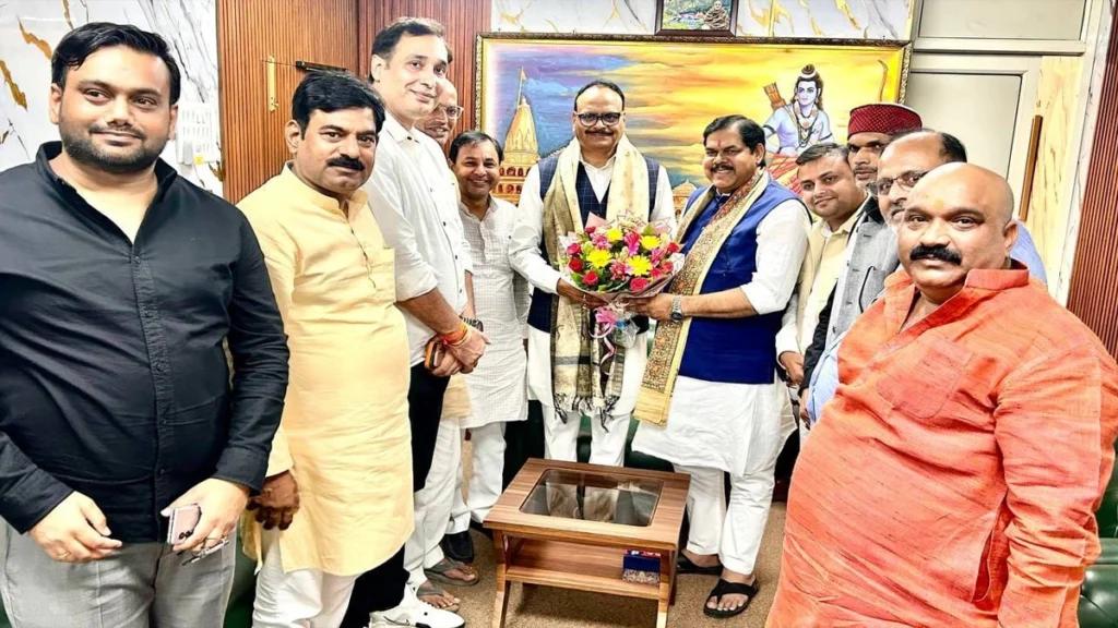 शिक्षा मंत्री मिथिलेश तिवारी ने यूपी के डिप्टी सीएम ब्रजेश पाठक से की मुलाकात, शिक्षा सुधार के विभिन्न मॉडलों पर हुई विस्तृत चर्चा बिहार के शिक्षा मंत्री मिथिलेश तिवारी लखनऊ में उत्तर प्रदेश के उपमुख्यमंत्री ब्रजेश पाठक से शिक्षा सुधार और नई शिक्षा नीति पर चर्चा करते हुए।