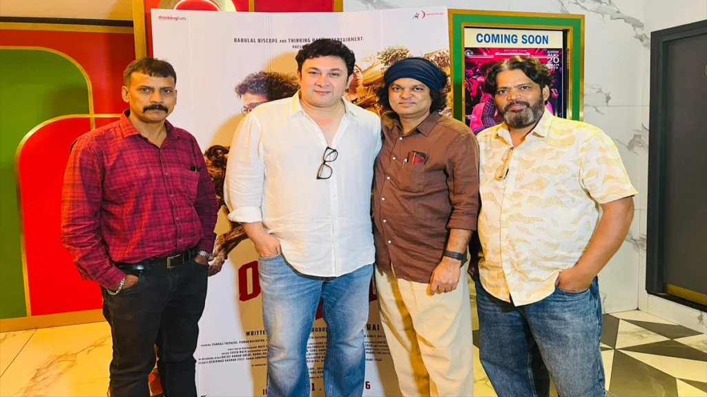 पटना में फिल्म 'ओह माय डॉग' की विशेष ऑडियंस स्क्रीनिंग के दौरान निर्देशक अमित राय और अभिनेता राजेश कुमार