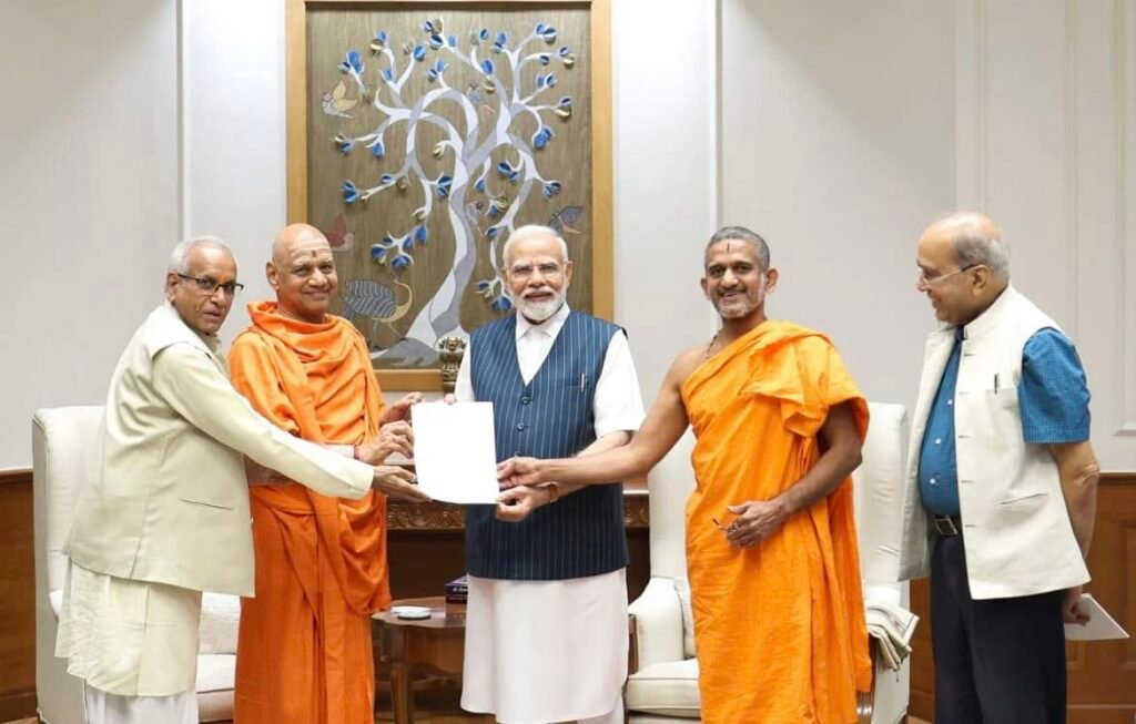 पीएम मोदी के साथ चंपत राय