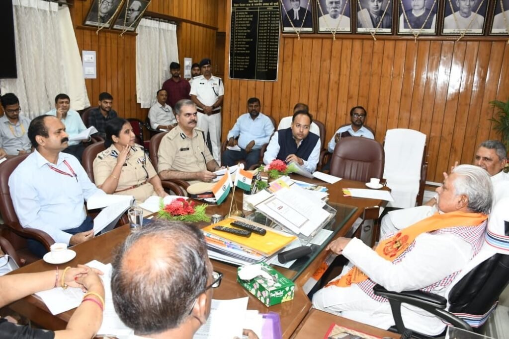 बिहार विधानसभा के स्पीकर डॉ. प्रेम कुमार दो दिवसीय प्रबोधन कार्यक्रम को लेकर अधिकारियों को निर्देश देते