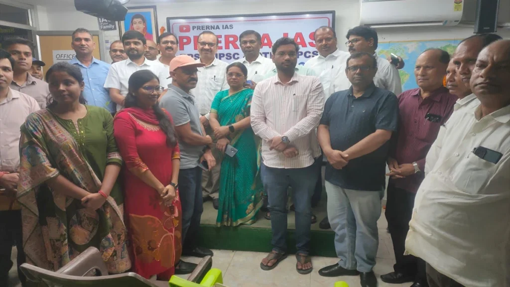 प्रेरणा IAS संस्थान द्वारा आयोजित सम्मान समारोह में 70वीं BPSC परीक्षा में सफल 26 अभ्यर्थियों को शॉल, माला और स्मृति-चिन्ह देकर सम्मानित किया गया। समारोह में पूर्व IAS अधिकारियों और शिक्षकों ने विद्यार्थियों को जनसेवा एवं ईमानदारी का संदेश दिया।