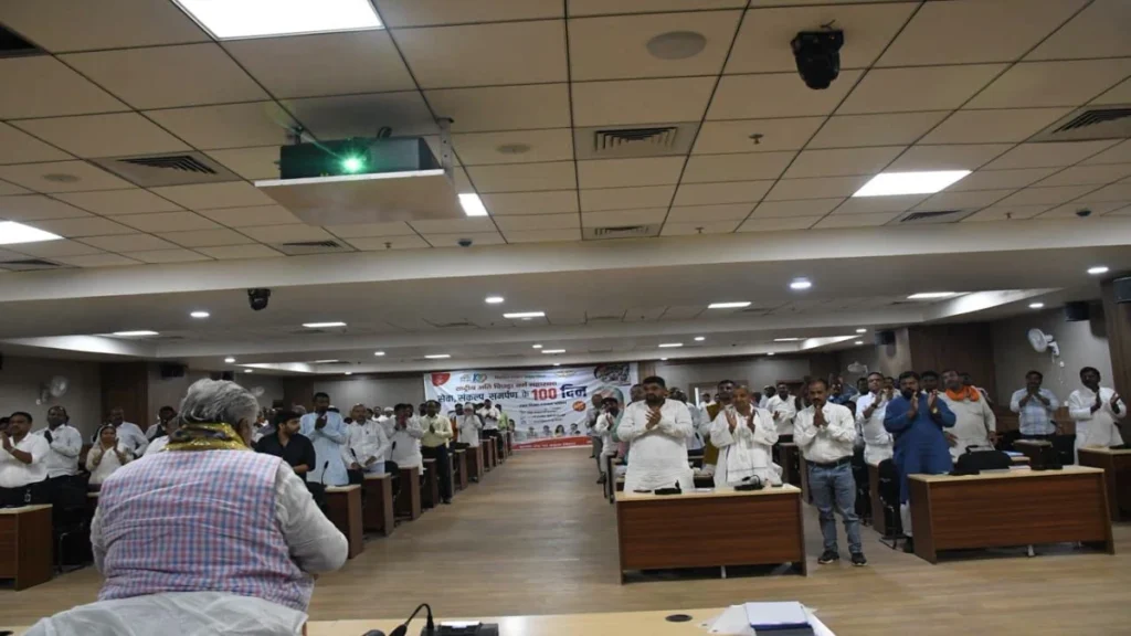 सम्राट सरकार के 100 दिन पूरे होने के अवसर पर बिहार विधानसभा के कॉन्फ्रेंस हॉल में राष्ट्रीय अति पिछड़ा वर्ग महासभा द्वारा आयोजित कार्यक्रम में डॉ. प्रेम कुमार ने केंद्र एवं राज्य सरकार की जनकल्याणकारी योजनाओं की सराहना की और अति पिछड़ा वर्ग के विकास पर अपने विचार रखे।