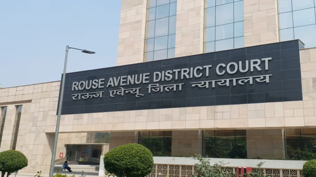 दिल्ली के राऊज एवेन्यू कोर्ट में सोनिया गांधी की वोटर लिस्ट मामले में FIR दर्ज करने की मांग पर सुनवाई के दौरान अदालत।
