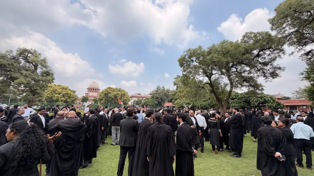 नई दिल्ली स्थित सुप्रीम कोर्ट परिसर में छात्र आंदोलन के बीच संविधान की प्रस्तावना का सामूहिक पाठ करते वरिष्ठ और युवा अधिवक्ता।