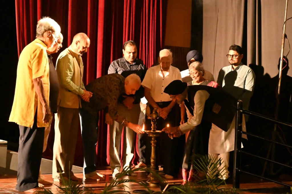 नाटक की शुरुआत 1857 के स्वतंत्रता संग्राम की उस साझी विरासत से होती है, जब हिंदू और मुस्लिमों ने मिलकर अंग्रेजी सत्ता के खिलाफ संघर्ष किया था।