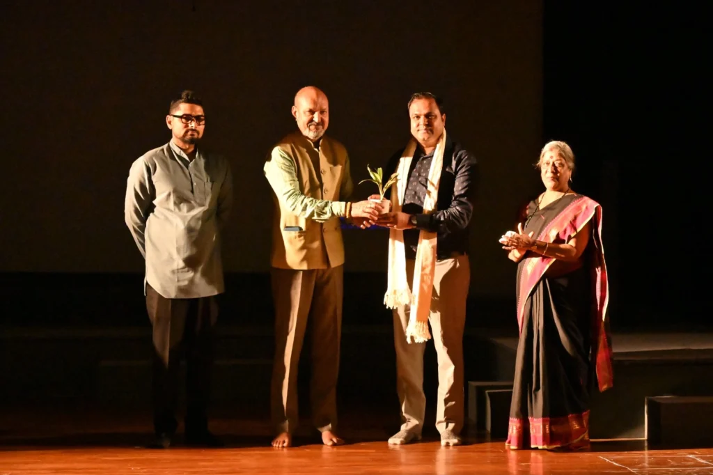 नाटक की शुरुआत 1857 के स्वतंत्रता संग्राम की उस साझी विरासत से होती है, जब हिंदू और मुस्लिमों ने मिलकर अंग्रेजी सत्ता के खिलाफ संघर्ष किया था।
